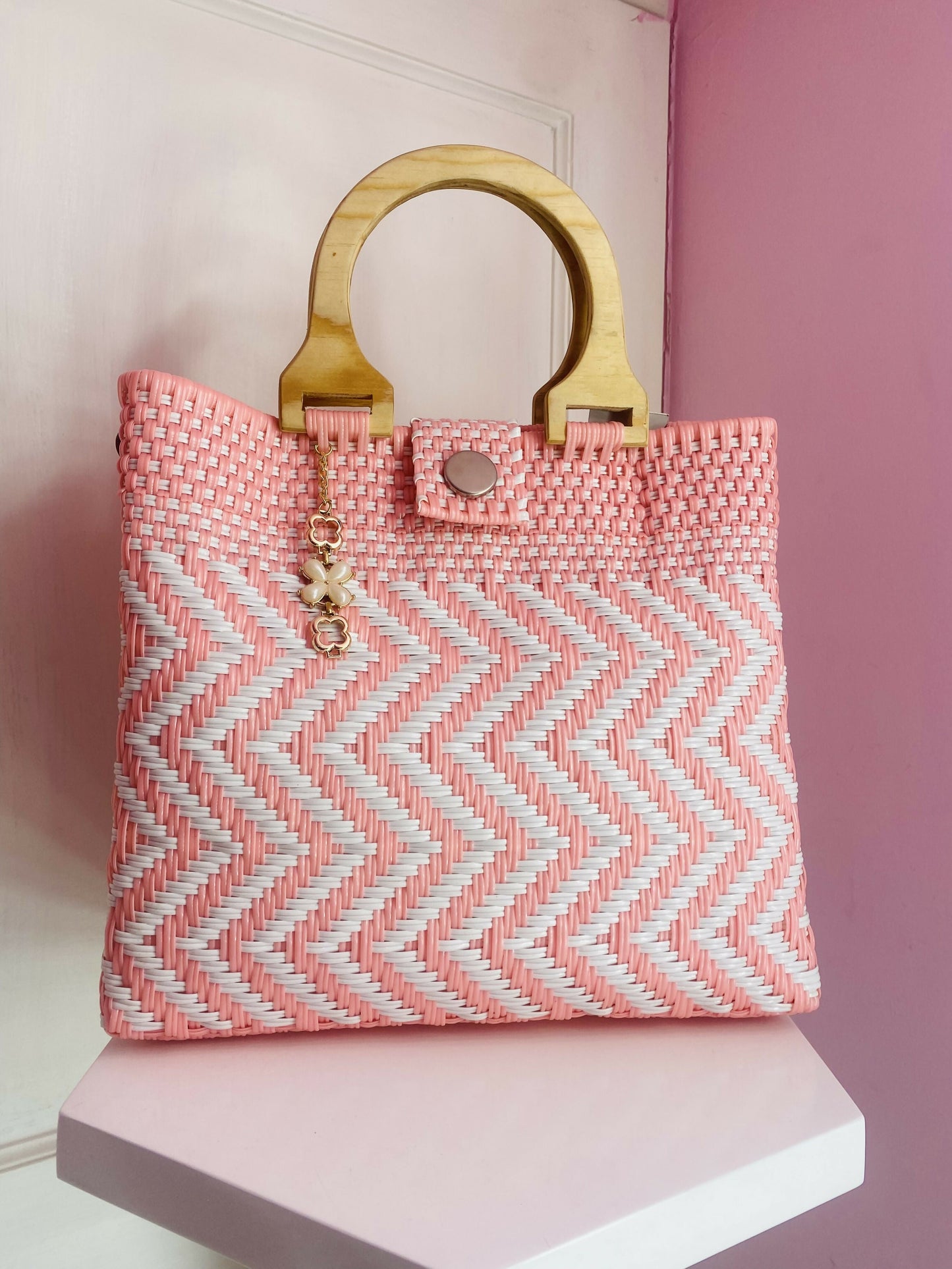 Bolsa artesanal grande con asa de madera (Blanco con rosa)