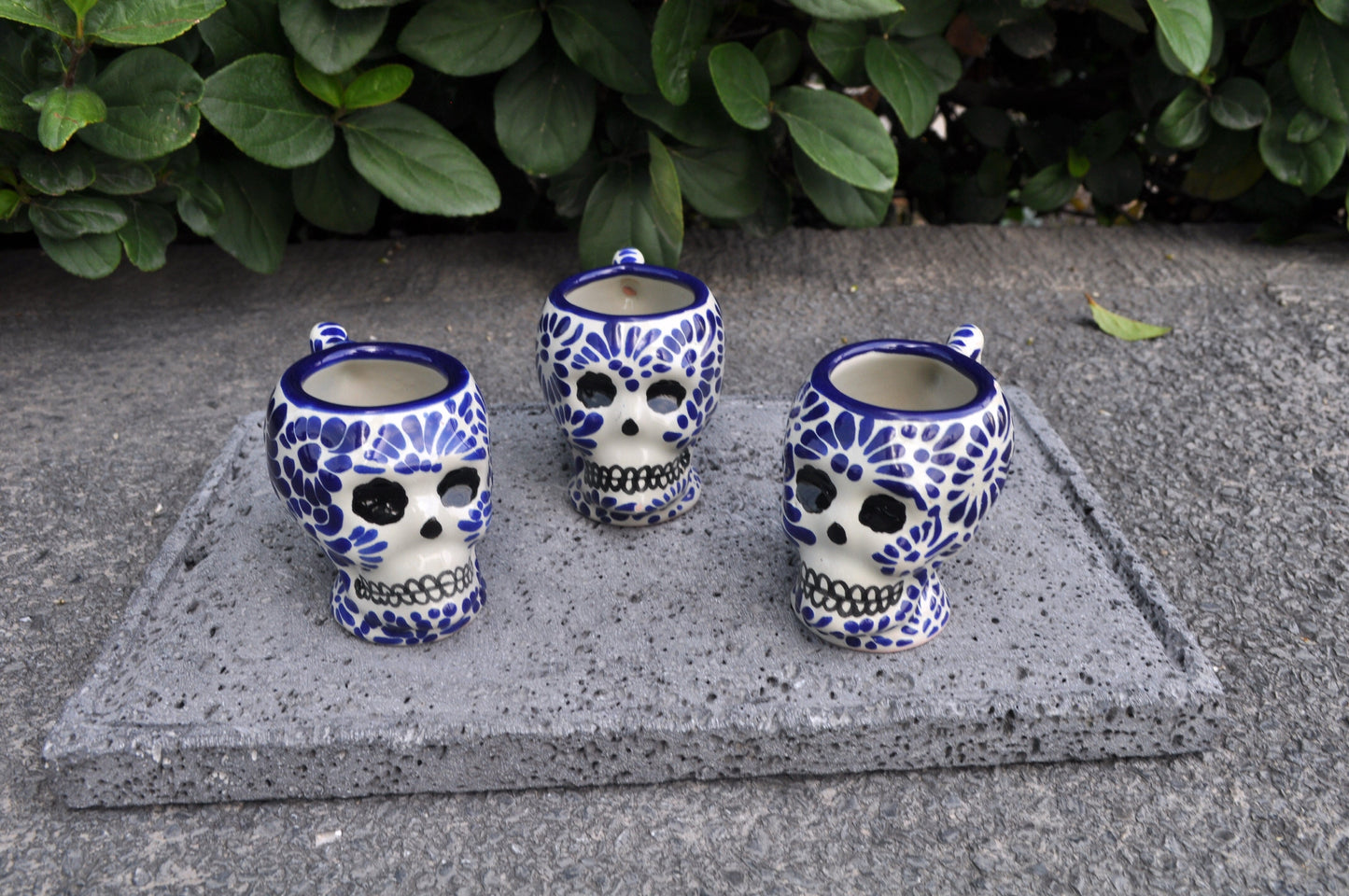 Juego de tres Caballitos de Talavera Poblana con Asas de 250ml/8.4oz Con Diseño de Calavera Mexicano.
