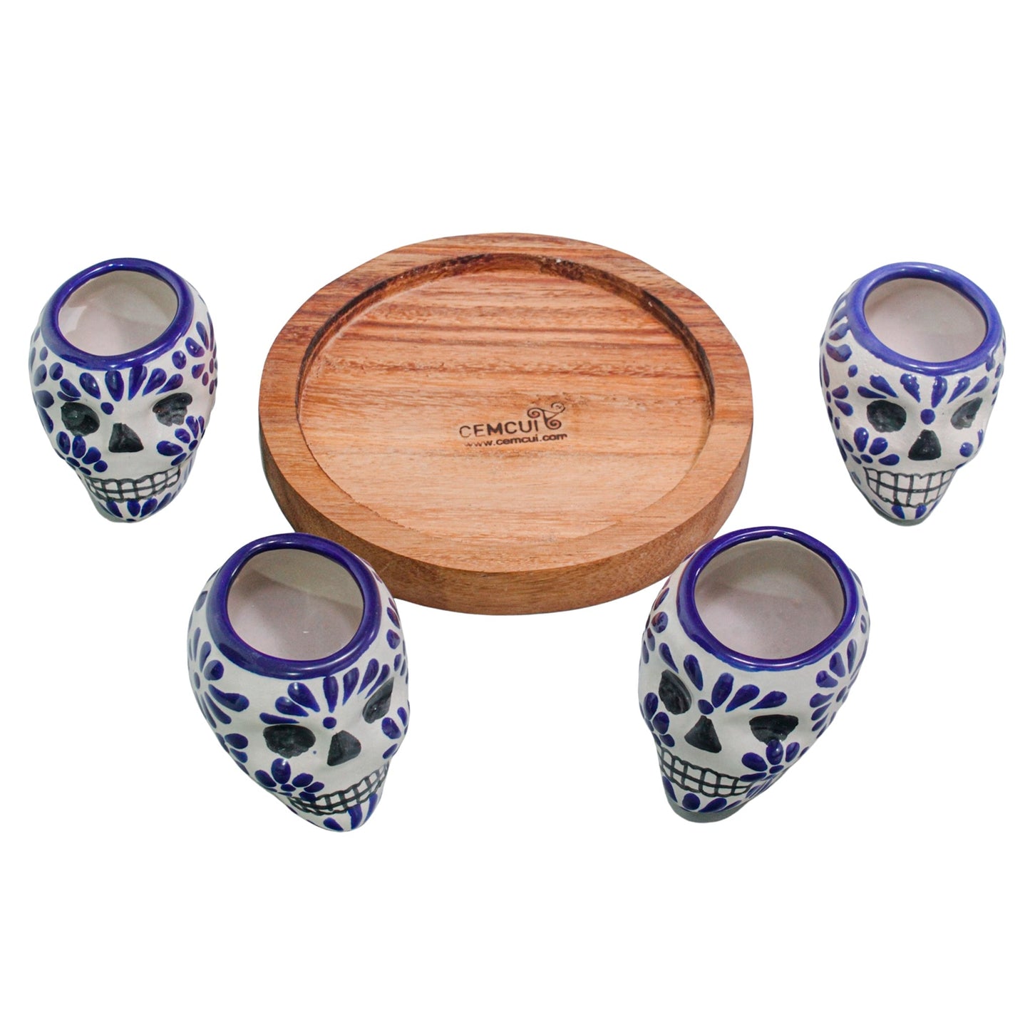 Set de 4 tequileros de talavera con forma de calavera y base de madera redonda