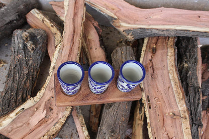 Juego de tres tequileros de talavera poblana de 2oz/59ml con base de madera parota personalizable