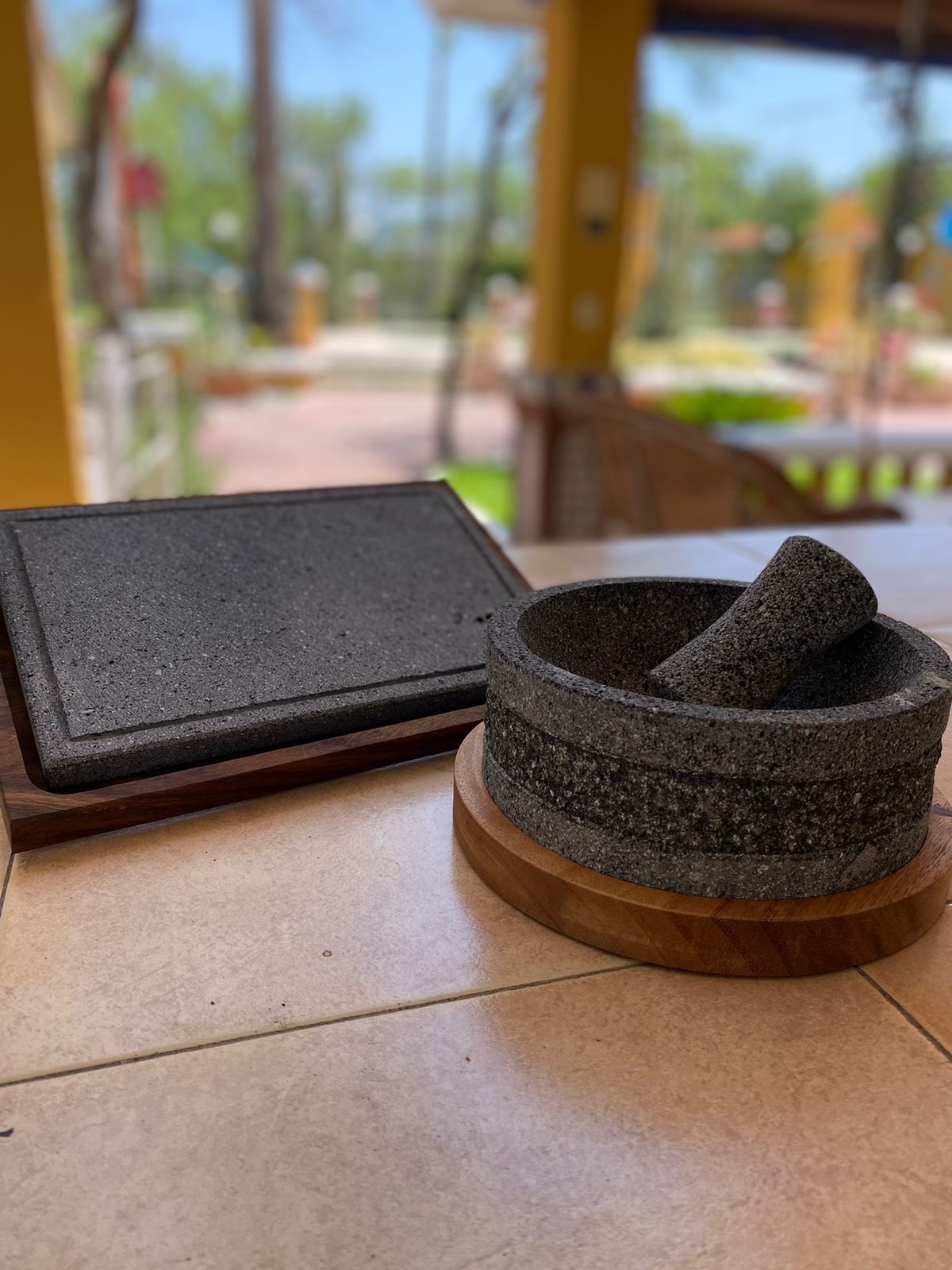 Molcajete Yolia Piedra Volcánica con diseño con base de Madera Parota 20 cm