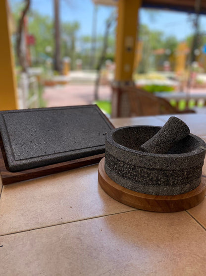 Molcajete Yolia Piedra Volcánica con diseño con base de Madera Parota 20 cm