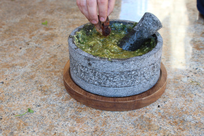 Molcajete Yolia Piedra Volcánica con diseño con base de Madera Parota 20 cm